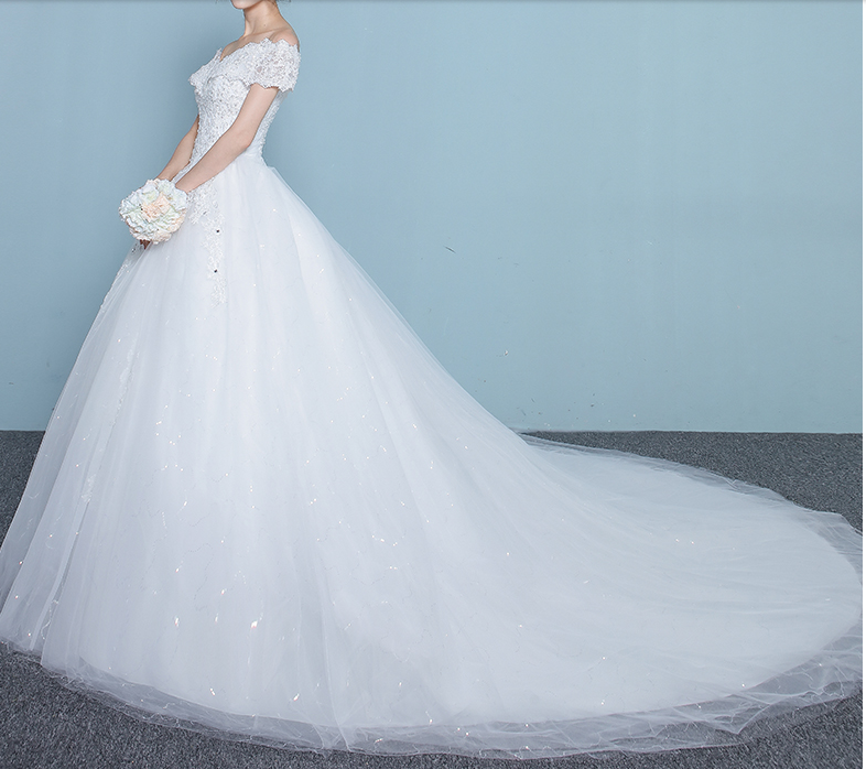 白色拖尾婚纱出租